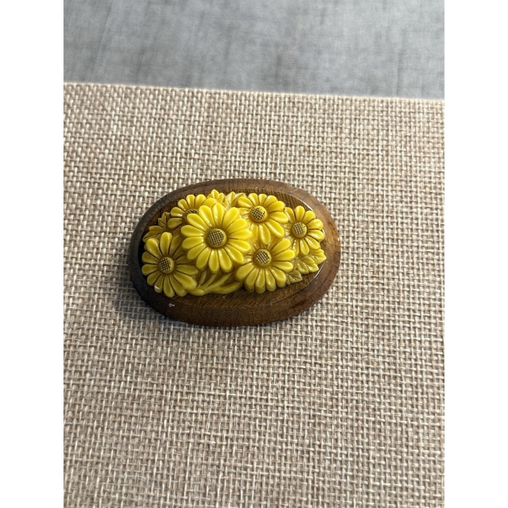 Vtg 1940s Wood Floral Pin Yellow Raised Daisies Folk Multi-dimensional brooch